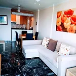 Magnificent Apt. With Sea View, Cliff & Marina Daire *