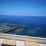 Magnificent Apt. With Sea View, Cliff & Marina Daire